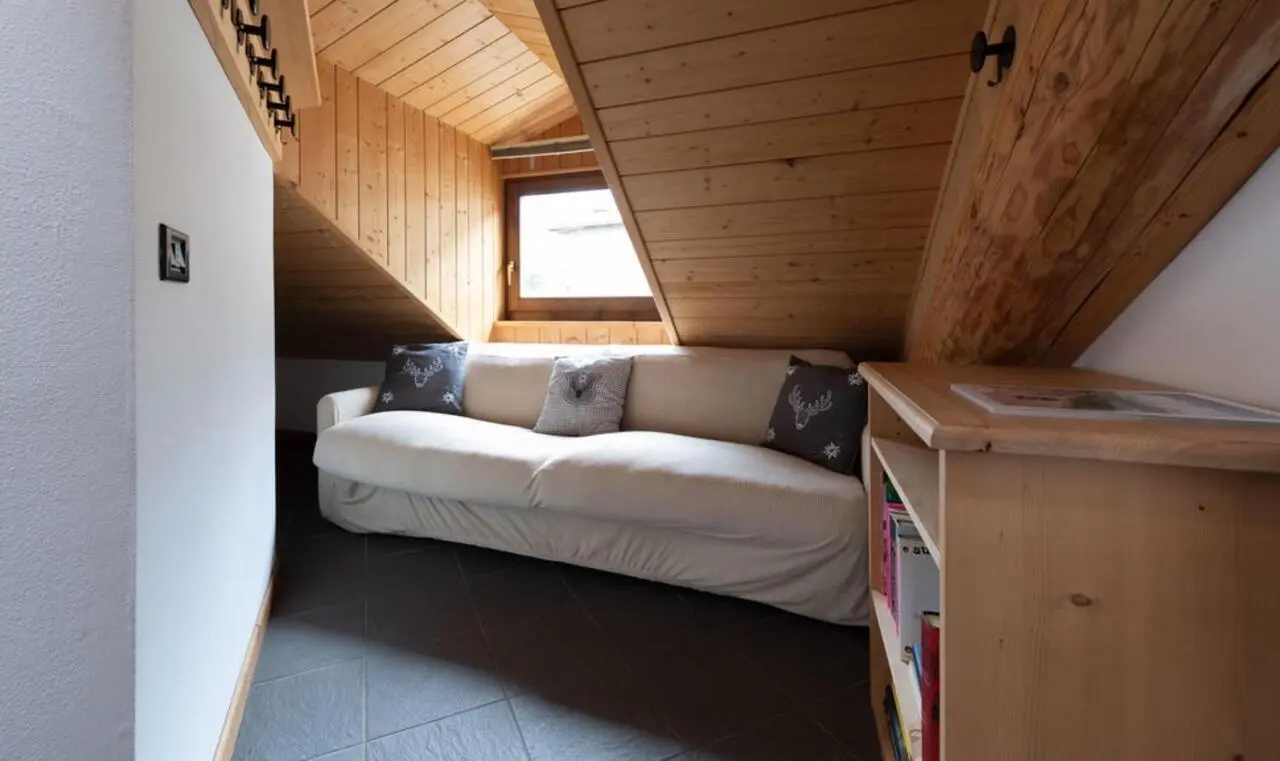 Welcoming 2-bedroom apartment close to Castello di San Pietro