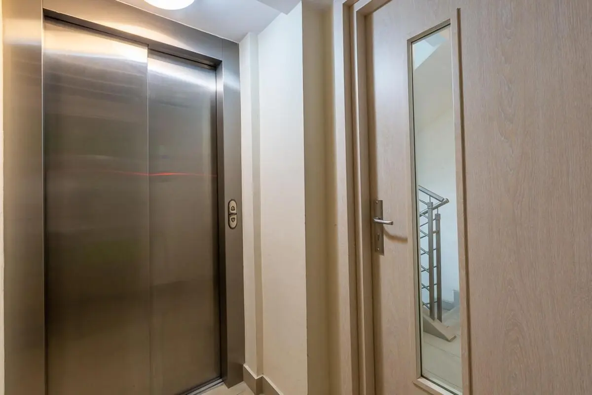 Downtown studio by 3 uni's: Medical, Science and Tech, Environmental and Life S.