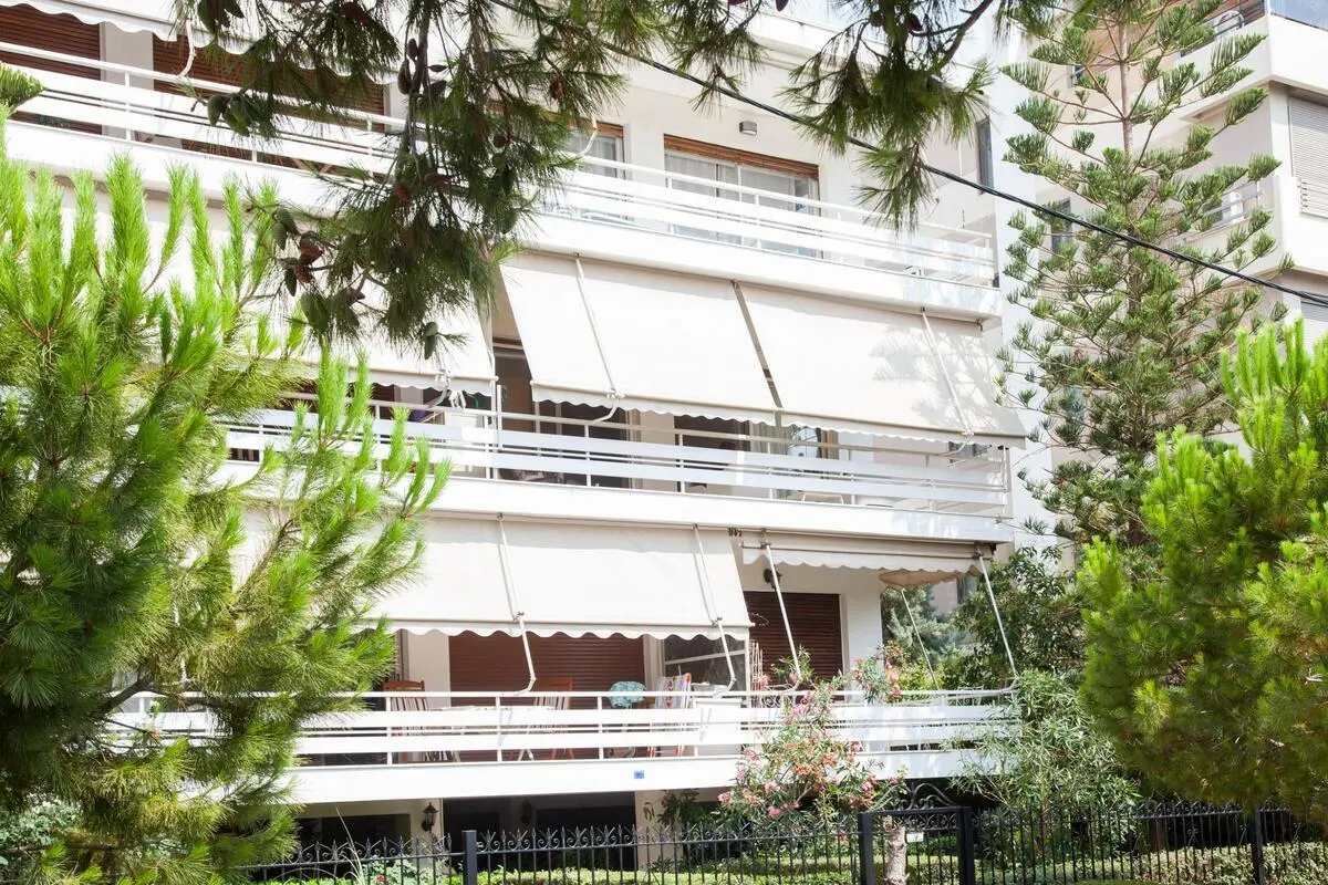 Aurora: Bright 1st floor 1-bedroom flat in Glyfada with balconies all around