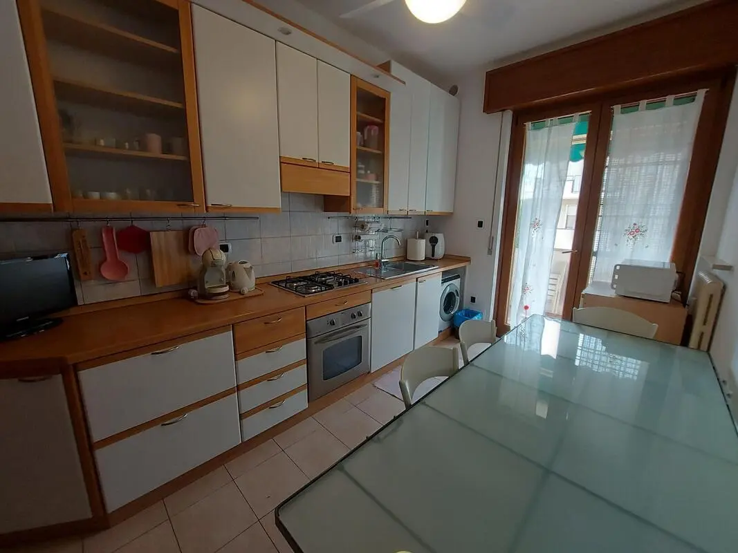 Singol Bedroom in a 3-Bedroom Apartment in Verona