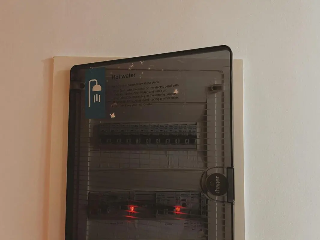 Vibrant Double Bedroom with a balcony close to Biktṓria Metro