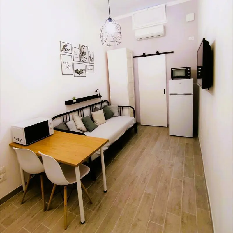 Studio apartment in the Central Station / Policlinico area