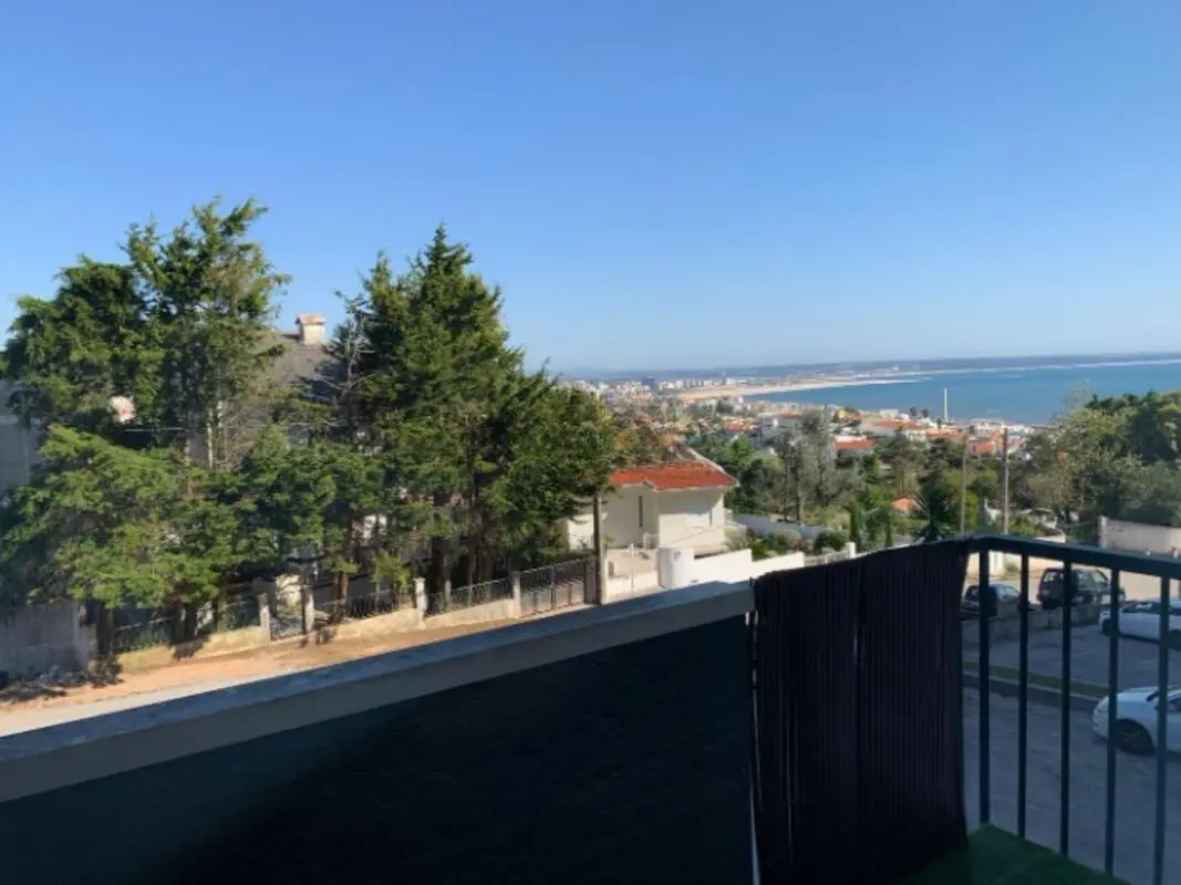 Cosy 2-bedroom apartment with a balcony, near Fonte das Pombas beach