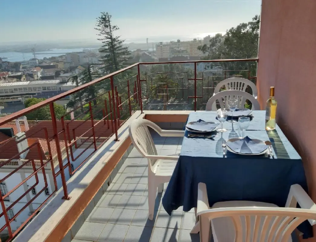 Welcoming 2 Bedroom Apartment close to Molhe Norte Beach