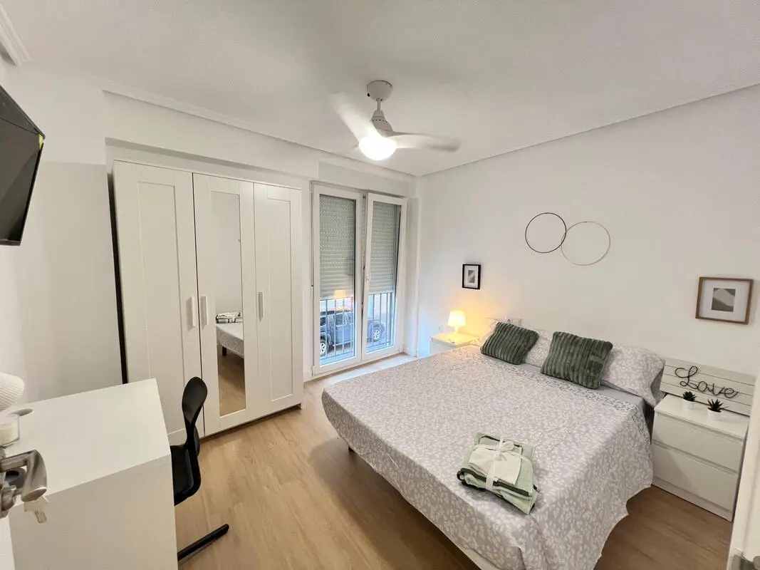Homely double bedroom near the Elx Carrús train station