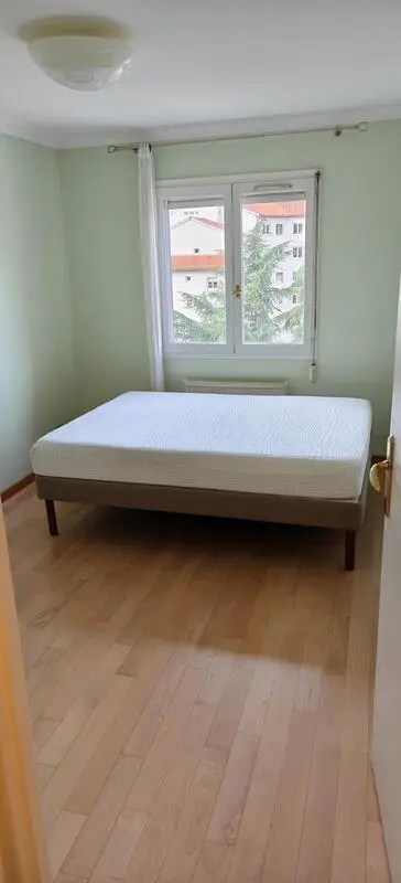 Cozy Double Bedroom close to  Lyon Part Dieu Train Station