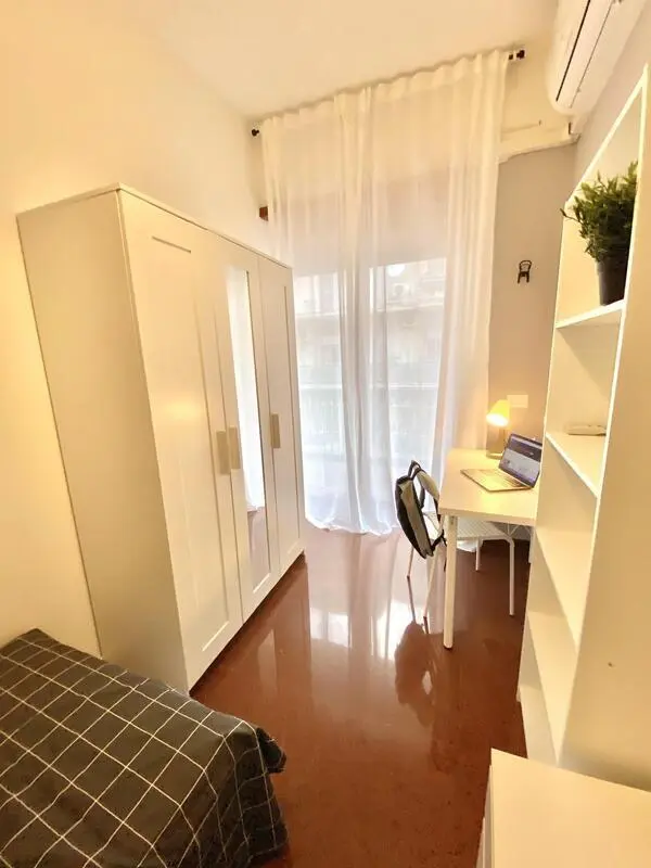 Single bedroom in an 8-bedroom flat, in Murat