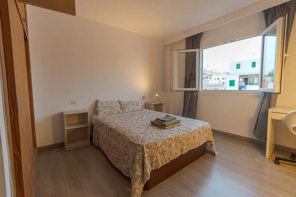 Double bedroom, with balcony, in a 4 bedrooms apartment