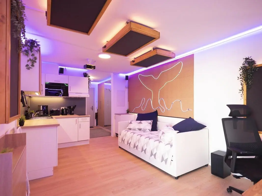 Premium Studio - ALL New with Home Cinema, Smart Home and near Central Station