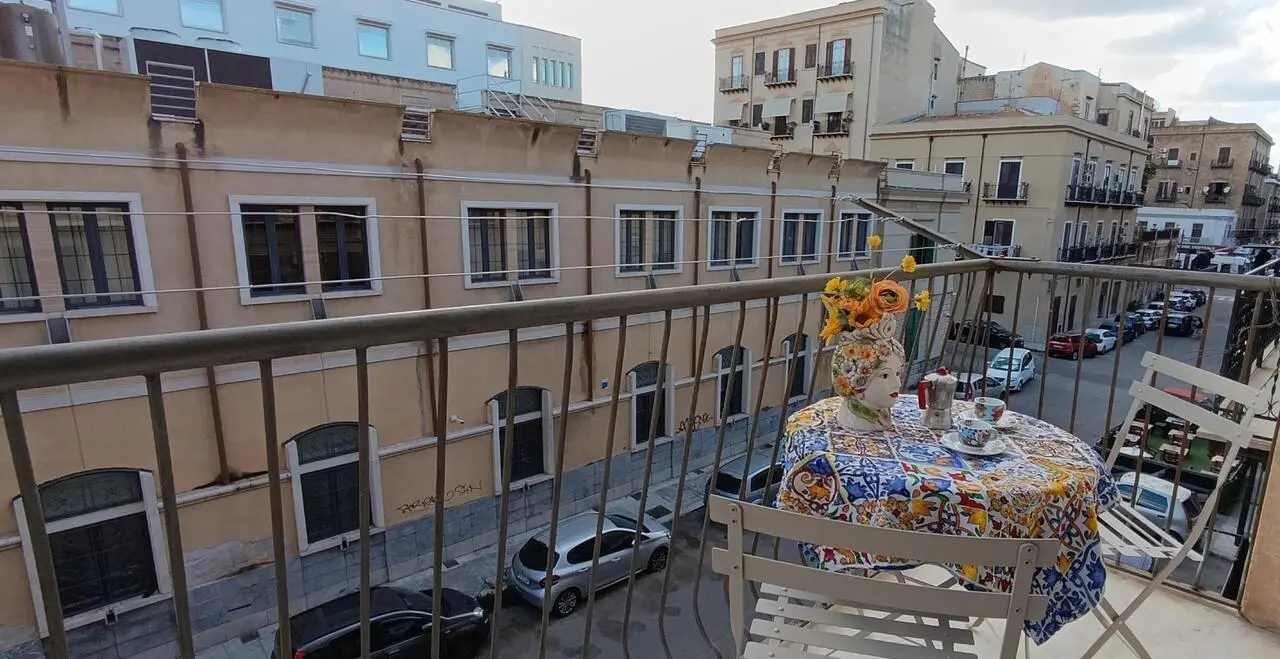 Bright Newly Renovated Central Studio with Balcony Bright Newly Renovated Central Studio with Balcony