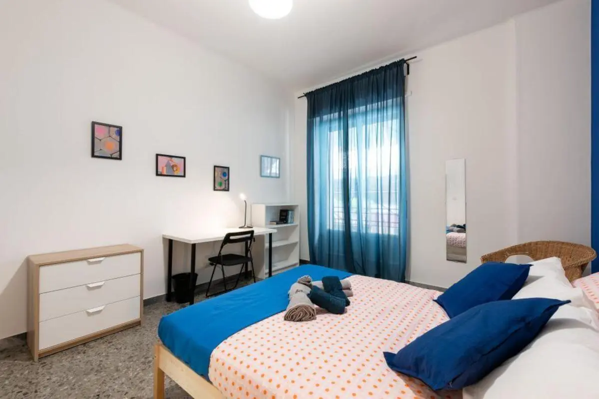 Nice double bedroom in a 4-bedroom apartment near Bari F. Crispi metro station